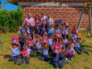 Asocolflores entregó 150 kits escolares en Antioquia, con el fin de mitigar la deserción escolar en los municipios donde la floricultura hace presencia 