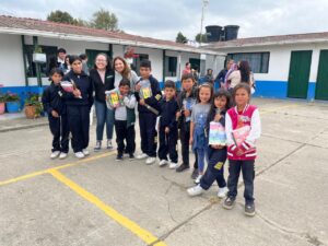La Campaña “Ningún niño por fuera de la escuela” de Asocolflores entregó 500 Kits escolares en Cundinamarca 