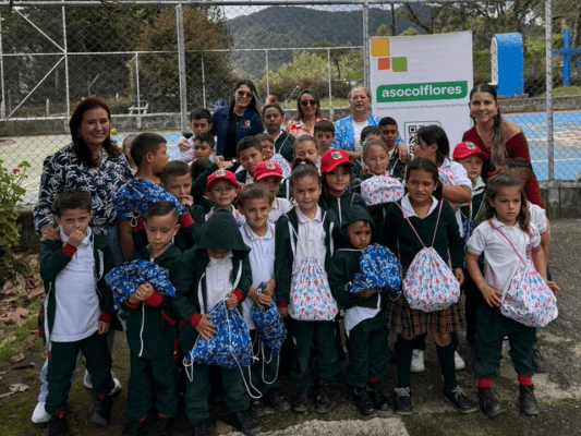 Donde florece la educación, florece el territorio: Asocolflores entrega kits escolares en el Oriente Antioqueño