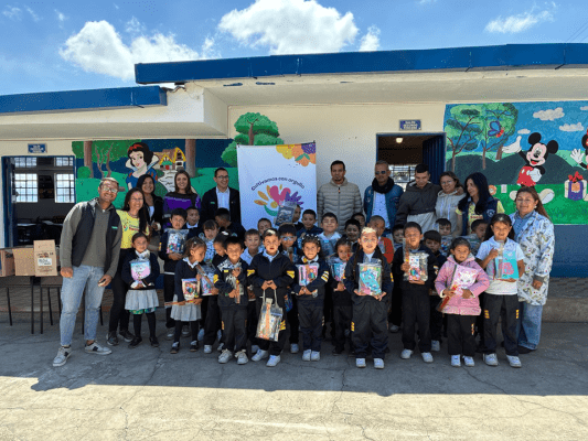 Asocolflores entregó más de 1.800 kits escolares para fortalecer la permanencia educativa en zonas floricultoras