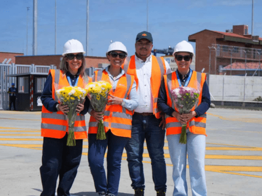El sector floricultor abre una nueva ruta de exportación en Puerto Antioquia