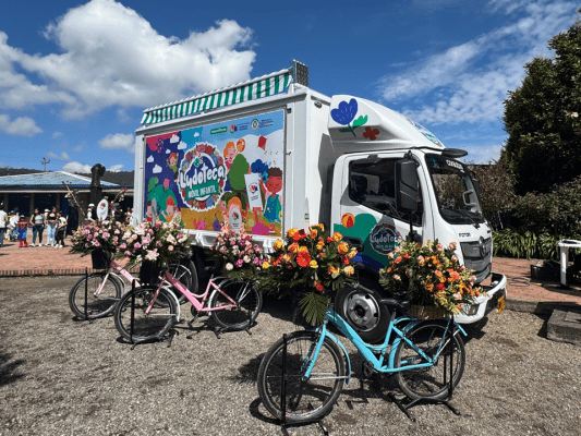 Sector Floricultor entregó a la Alcaldía de Madrid una Ludoteca Móvil Infantil para beneficiar a niños y niñas del municipio