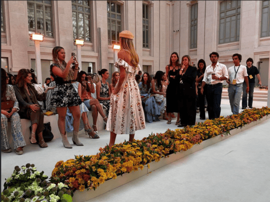 Las Flores de Colombia llevan su diversidad y origen a Madrid de la mano de la moda colombiana