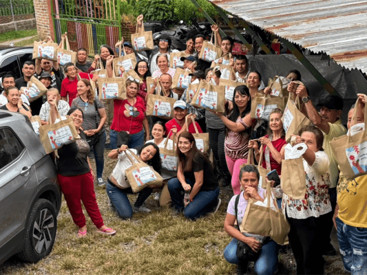 Optimus Flowers y Asocolflores llevan huertas caseras a familias de Pereira afectadas por la emergencia.