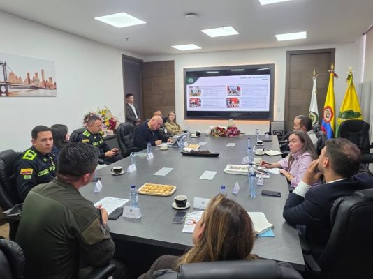 Carga más segura ante de las temporadas: Asocolflores trabaja con Antinarcóticos en la prevención e inspección de carga.